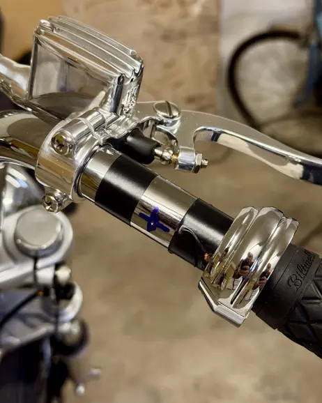 The master cylinder and lever on the handlebar