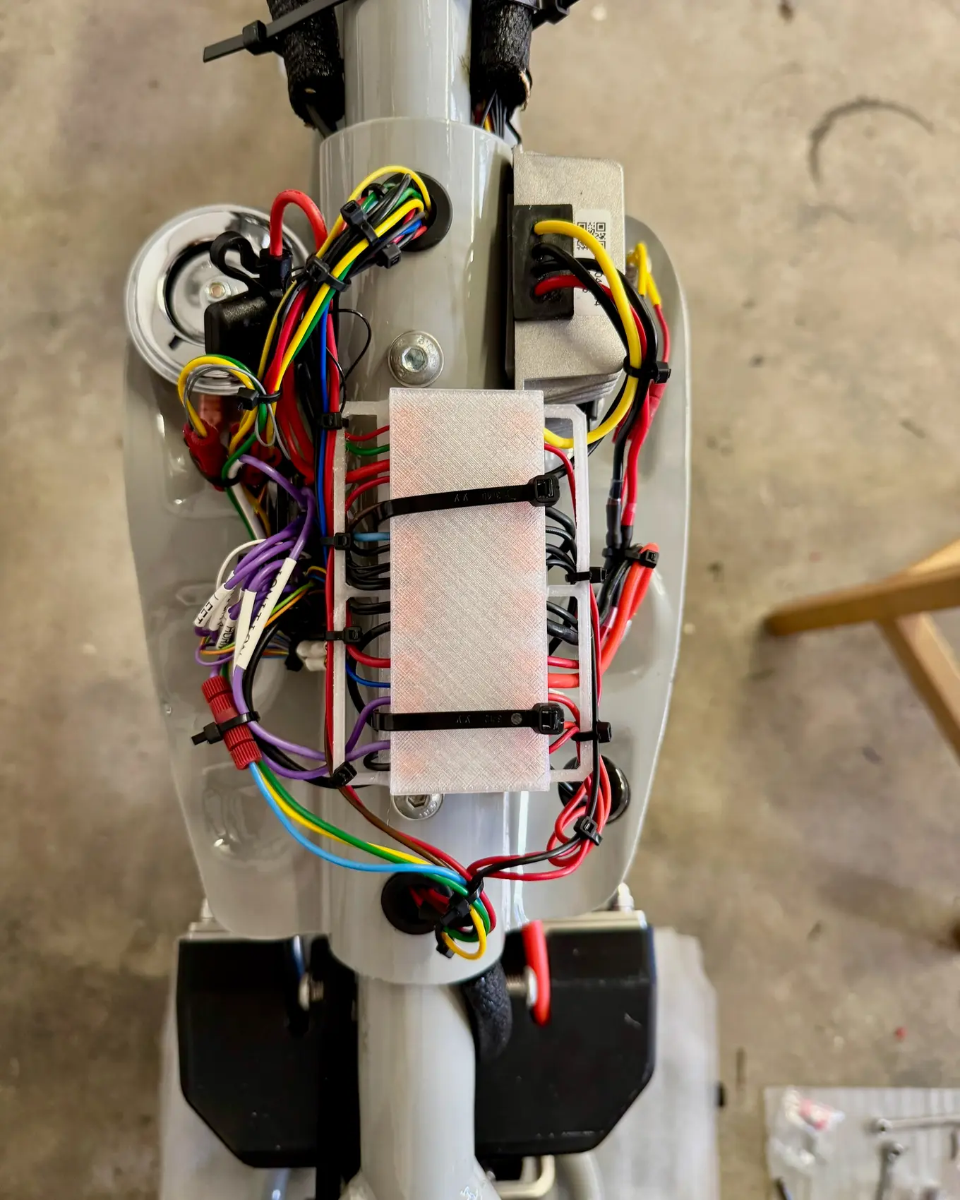 The fuse block seen straight down, terminals numbered